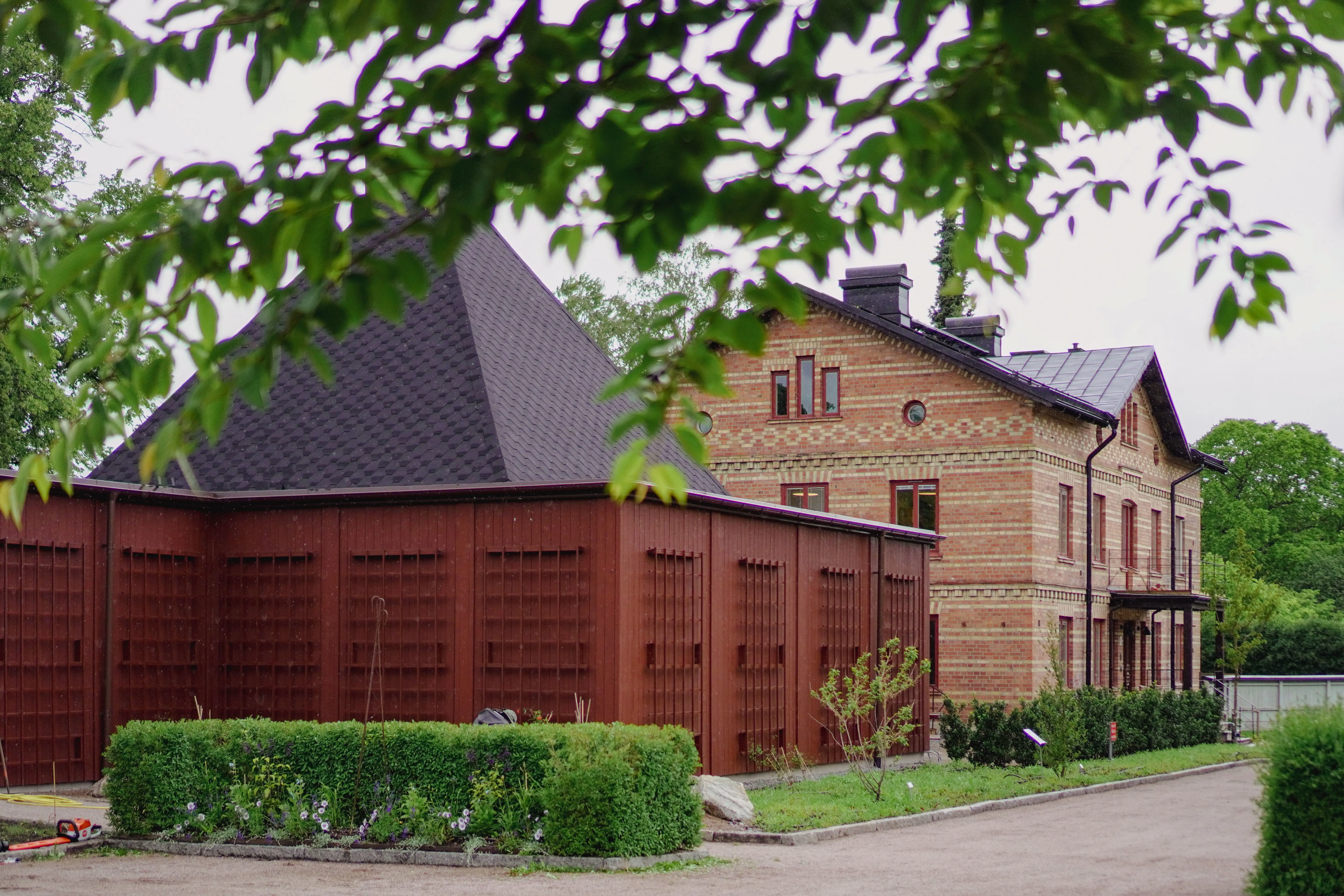 Trädgårdsvillan med tillbyggnad i rött trä.