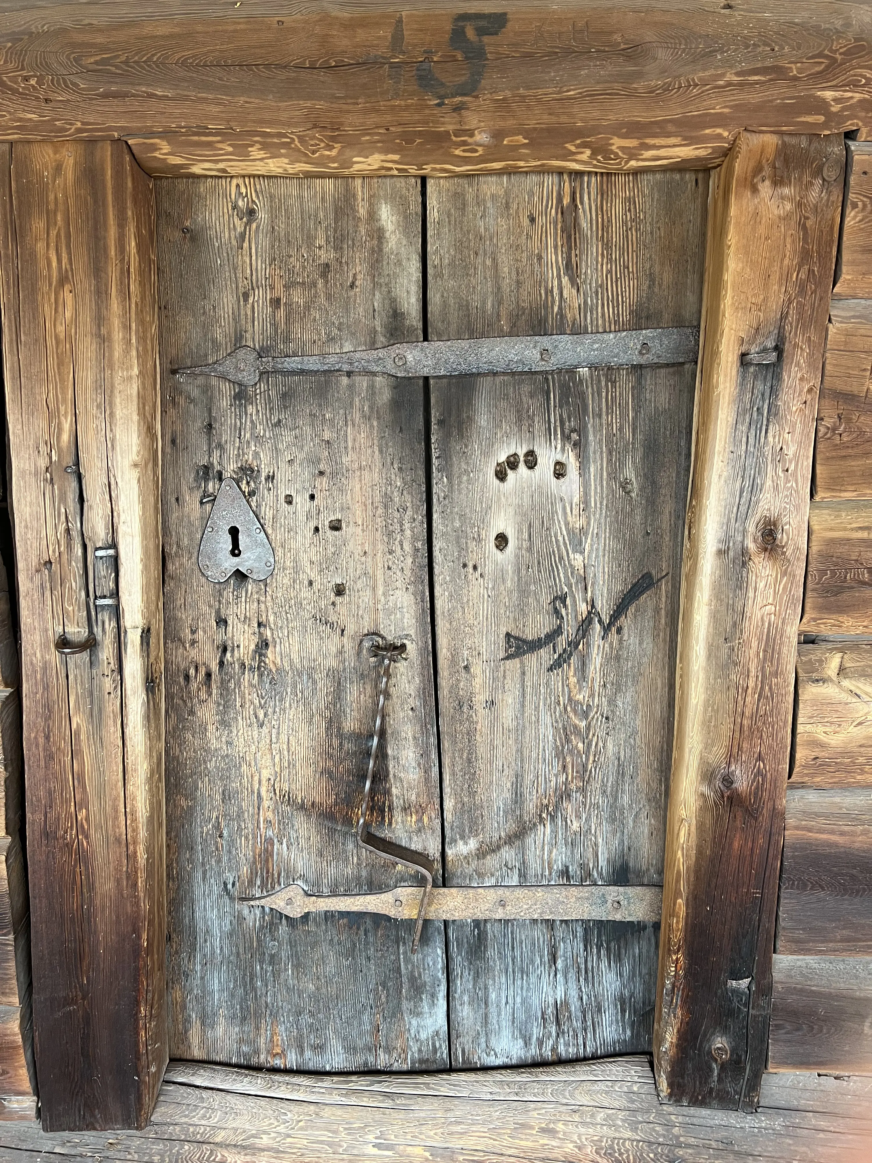 Dörren till Ornässtugans gästabudssal med symboler mot oknytt.