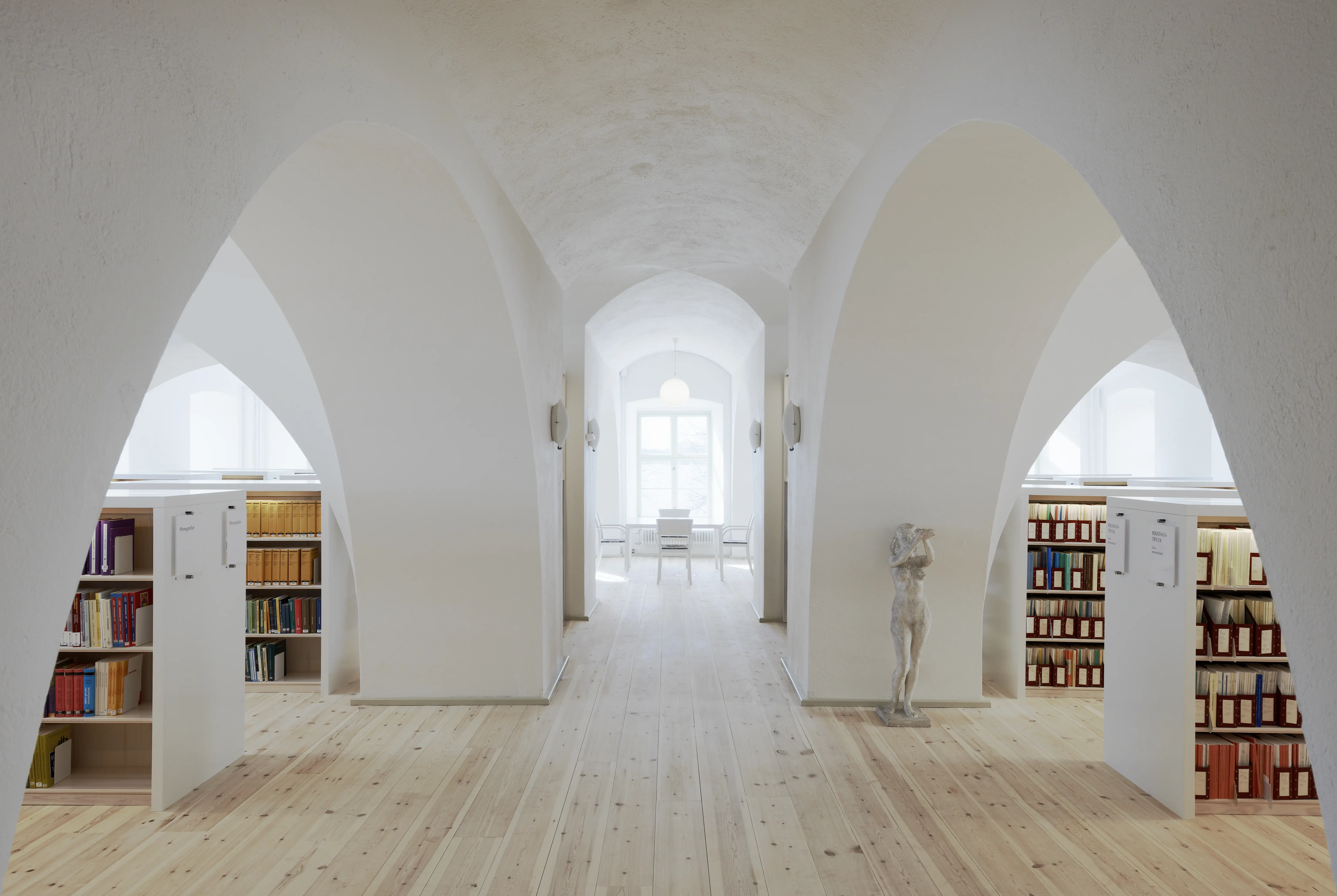 Biblioteket i Kammar-rättens hus. Rummet domineras av mäktiga valvbågar